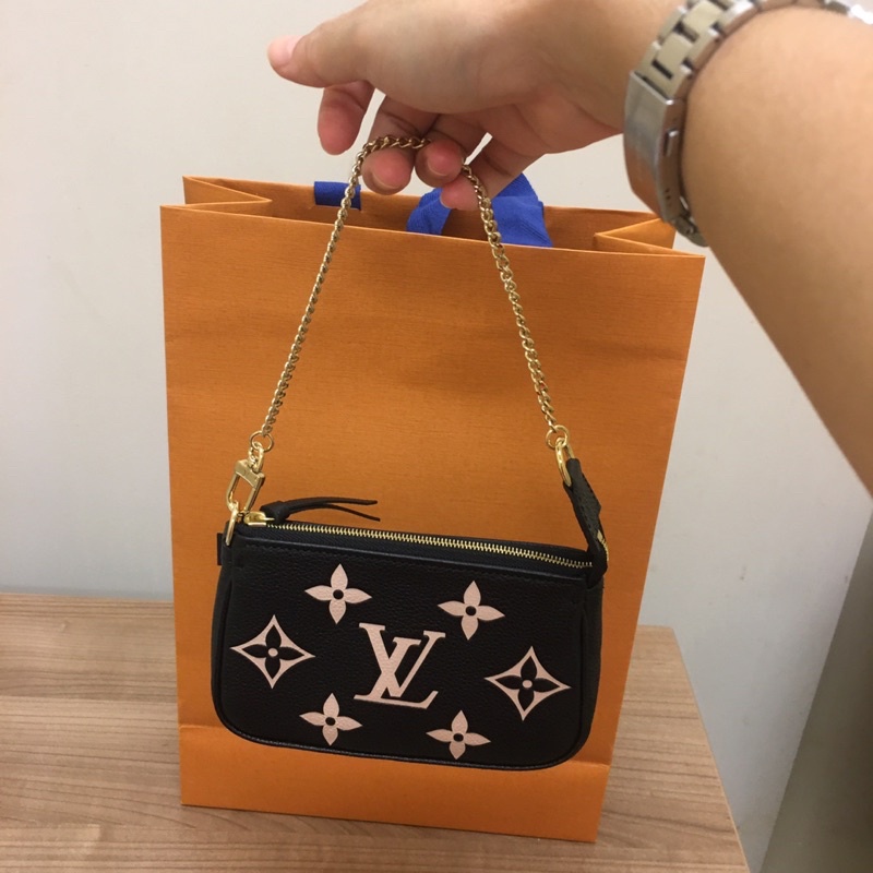 กระเป๋าLouis Vuitton mini pochette ราคา 35000บาท ของแท้ สวยๆๆๆๆมือสองนัดดูของได้ค่ะ
