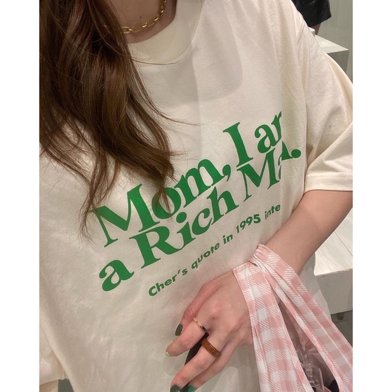 เสื้อยืดสีครีม ลาย Mom I am a Rich Man ร้าน stylist_shop ใส่1ครั้ง สภาพดีมาก ซื้อมา350 ปล่อย170