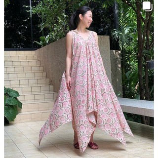 “Square Dress” Indian Blockprint เดรสตัวนี้มีวอลลุ่มใหญ่สวยงาม พลิ้วตามลม เล่นลมสุดๆ