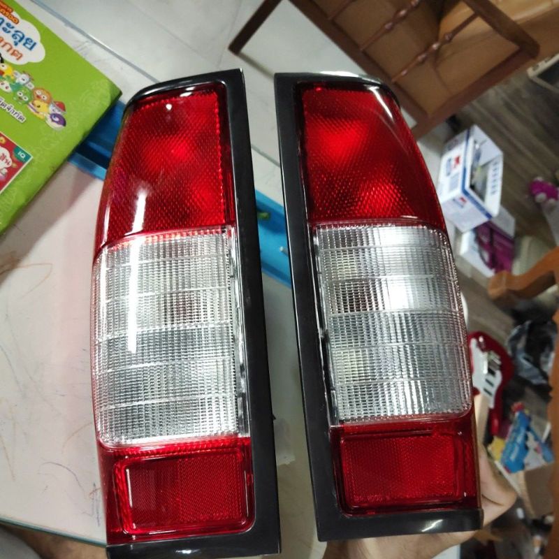 เสื้อไฟท้าย Nissan Frontier D22