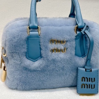 Miumiu กระเป๋าบอสตันตุ๊กตาสีทึบสไตล์ตัวอักษรที่ถูกต้อง