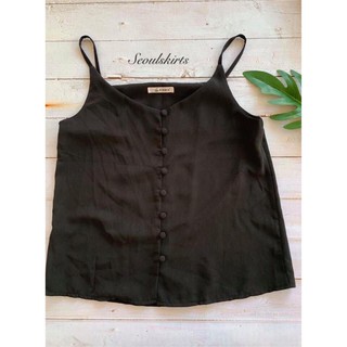 พร้อมส่ง เสื้อสายเดี่ยวสีดำกระดุมหน้า