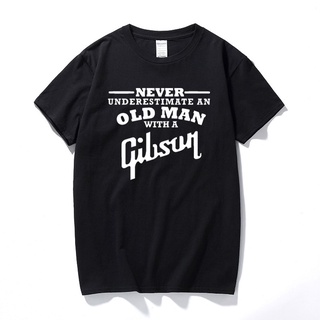 เสื้อยืดแขนสั้น ผ้าฝ้าย พิมพ์ลาย Gibson Guitar Never Underestimate an Old Man แฟชั่นสําหรับผู้ชาย900338