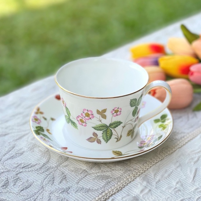 *มีตำหนิจี๊ดเดียว* ชุดชากาแฟ Duo Wedgwood "Wild Strawberry" Delphi Cup & Saucer Bone China Made in E