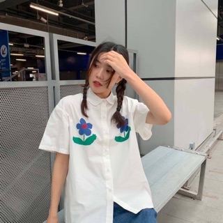 💙 Blue flower shirt เสื้อเชิ้ตคอปก สีขาว พิมพ์ลายดอกไม้สีกรม สองข้า เนื้อผ้าโพลีเอสเตอร์ผสม 🌈