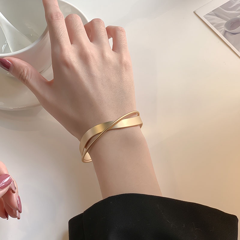 Bella สร้อยข้อมือแฟชั่นเกาหลีเนื้อแมทสีทอง