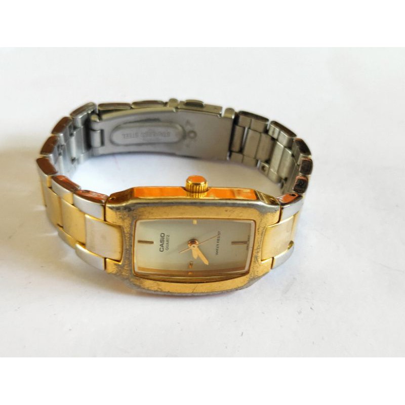 นาฬิกาแบรนด์เนม casio หน้าปัดสีทอง สายสแตนเลส 2 กษัตริย์ของแท้ มือสองสภาพใช้งานได้ปกติ