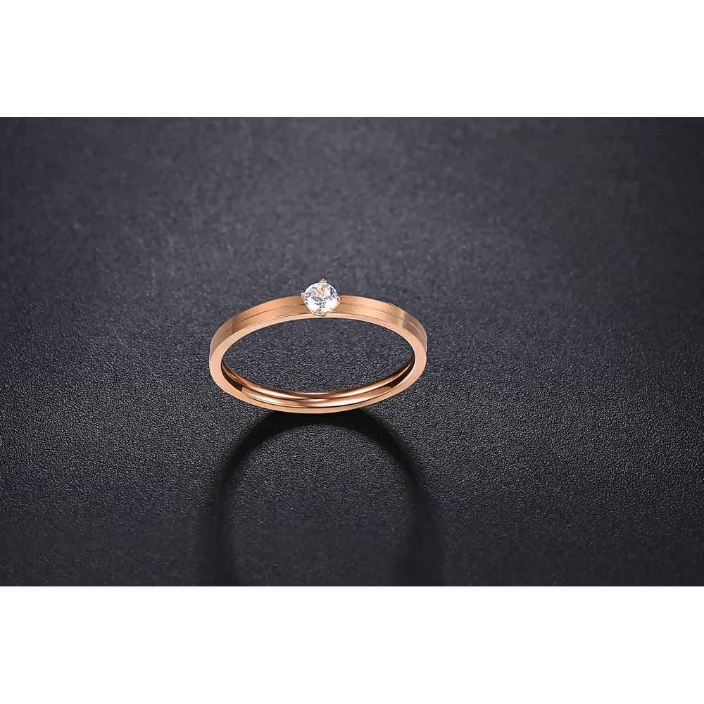 ZHOUYANG แหวนสำหรับผู้หญิงที่เรียบง่ายบางไทเทเนียมเหล็ก 4 Craws Cubic Zirconia สี Rose Gold ของขวัญวันเกิดเครื่องประดับแฟชั่น R825