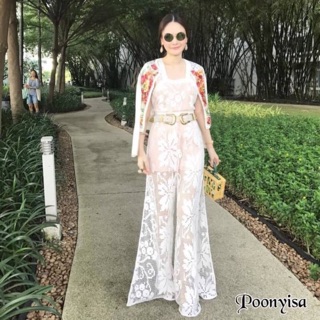 Jumpsuit ขายาว สายเดี่ยวเปิดหลัง เนื้อผ้าด้านในสีชมพู เนื้อผ้าด้านนอกเป็นผ้าลูกไม้สีขาว สายเอี๊ยมมีกระดุมหลัง