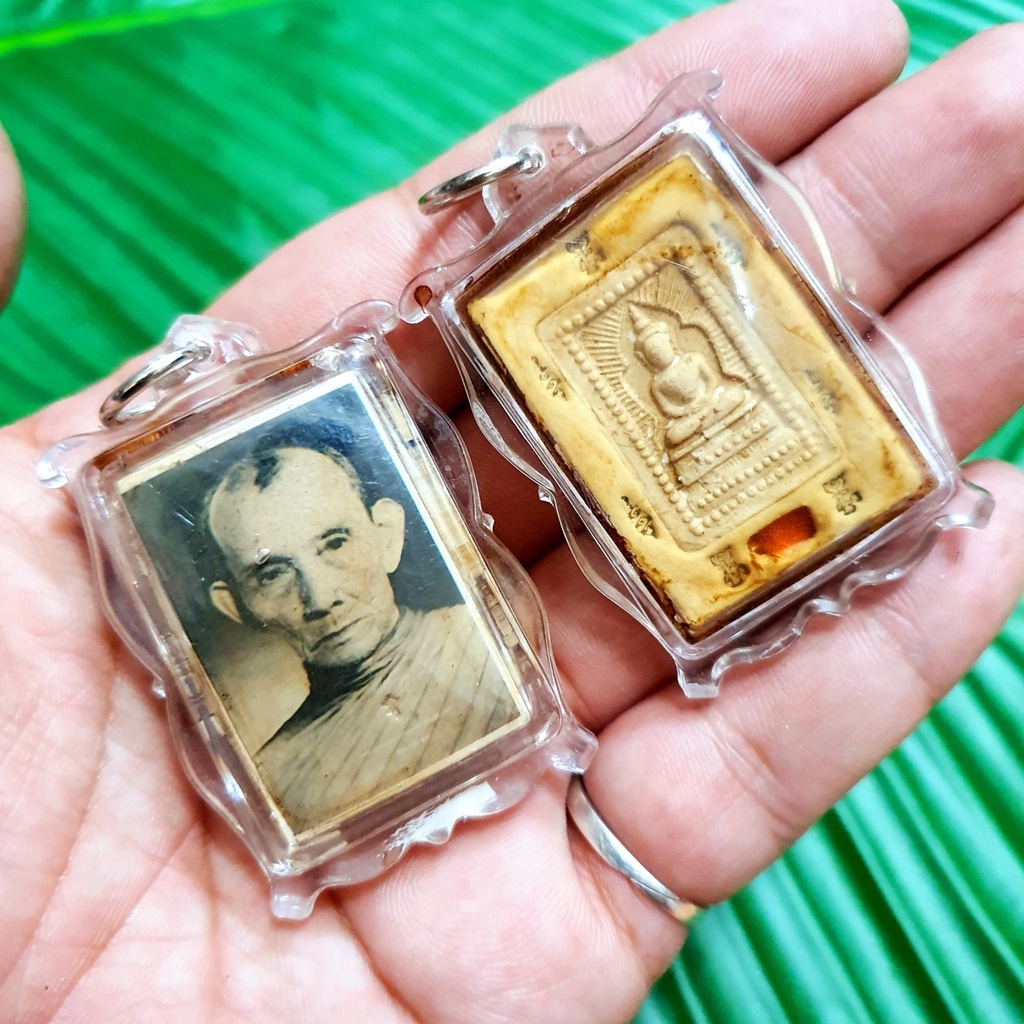 รูปหลวงพ่อกวย เลี่ยมกรอบกันน้ำ ด้านหลังบรรจุสมเด็จแหวกม่าน จีวรหลวงพ่อ พร้อมบรรจุมวลสารผงพุทธคุณปลุก