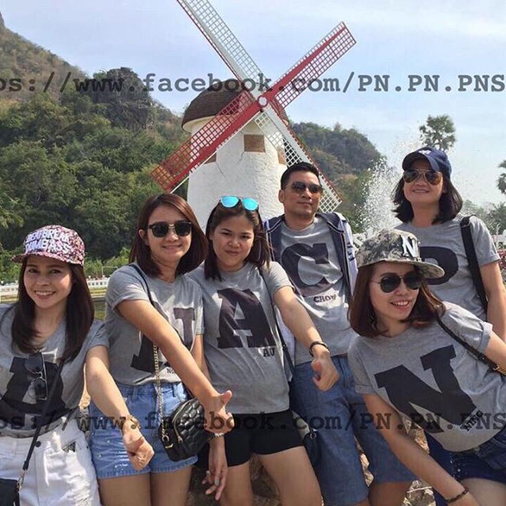 เสื้อยืดสกรีนลายตัวอักษร ตามสั่ง พร้อมชื่อเล่นด้านล่าง (แจ้งในหมายเหตุถึงร้านค้างได้เลยค่า)