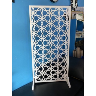 ฉากกั้นห้องลายฉลุ 60x120Cm.หนา10มิล มีขาตั้งให้รหัสA-001