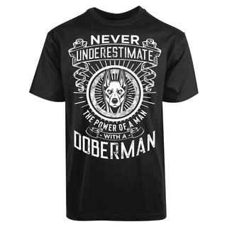 เสื้อยืดผ้าฝ้าย พิมพ์ลาย Never Underestimate The Power Of A Man Power Of Doberman สําหรับผู้ชาย EMolka28CBekjf19