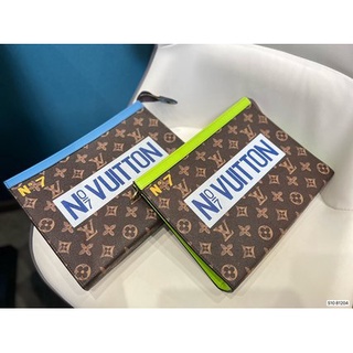 (ฟรีกล่อง)LV/2022 ใหม่ กระเป๋าถือ ทรงคลัทช์ ขนาดกลาง เก็บสิ่งของจําเป็น สําหรับผู้ชาย ขนาด:27×20 ซม. M81204