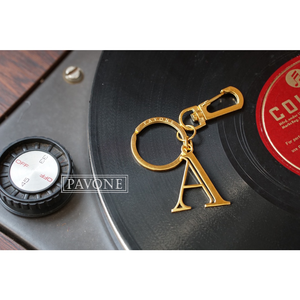 Pavone Jewelry พวงกุญแจตัวอักษรชื่อ A ผลิตจากทองเหลือง ชุบทอง💛(KC0001)