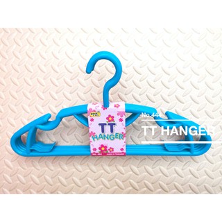 ไม้แขวนเสื้อพลาสติก คุณภาพดี สีหวาน อย่างหนา สีฟ้า 1 แพ๊ค บรรจุ 5 ชิ้น No.444 TT Hanger