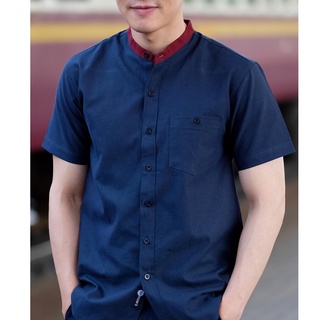 เดอะรูม THE ROOMS เสื้อเชิ้ตคอจีนแขนสั้น ผ้าอ็อกฟอร์ด ทรงสลิม สีกรมท่า แต่งคอสีแดงเบอกันดี