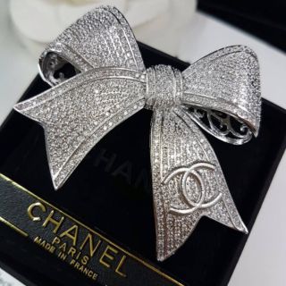 (สินค้า​พร้อ​มส่งค่ะ​) เข็มกลัดโบว์แบบฉลุฝังเพชร​ CZ เต็ม​ แบบ​ CC หรู