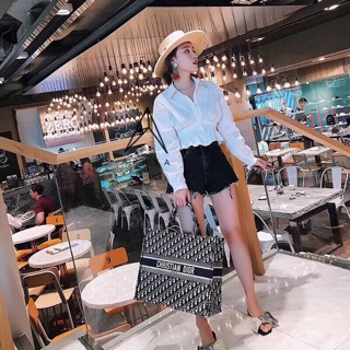 เสื้อเชิ๊ตจั้มเอว เว้าด้านหลัง