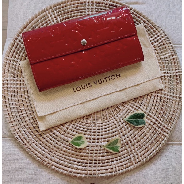 พร้อมส่ง💯กระเป๋าสตางค์หลุยส์หนังแก้ว Louis Vuitton  LV Monogram Vernis Sarah Walletมือ2แท้สภาพดีมาก