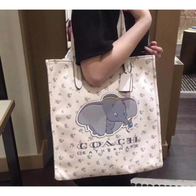 กระเป๋าช้อปปิ้ง Coach Disney series Dumbo