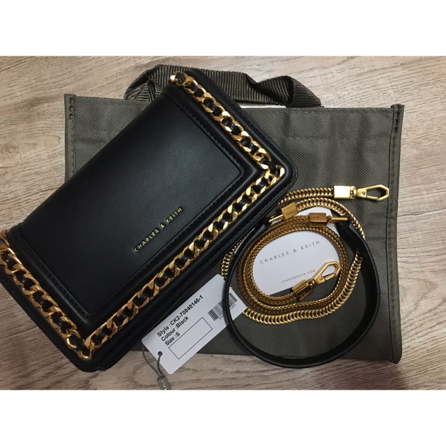 กระเป๋า Charles&Keith