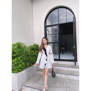 Kathalyn DRESS กระโปรงทรงสูทแขนยาว ทรงพอดีตัวใส่กำลังสวย สีสวยน่าใส่ เนื้อผ้าสวยอยู่ทรง เล่นสีทูโทนตรงช่วงกลางดีไซน์หรู