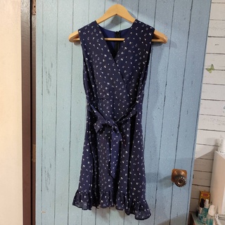 เสื้อผ้ามือสอง เดรสกระโปรง แขนกุด มีเชือกผูกเอว สีกรม ลายดอก ทรงสวย น่ารักมากกก