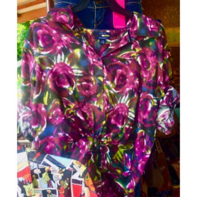เสื้อเชิ้ตแขนยาวซาตินงานแบรนด์ผ้าหนามันเงาลายวินเทจลายเก๋เก๋ใส่กับยีนส์สวยมากเลื่อนขวาดูลายคะ