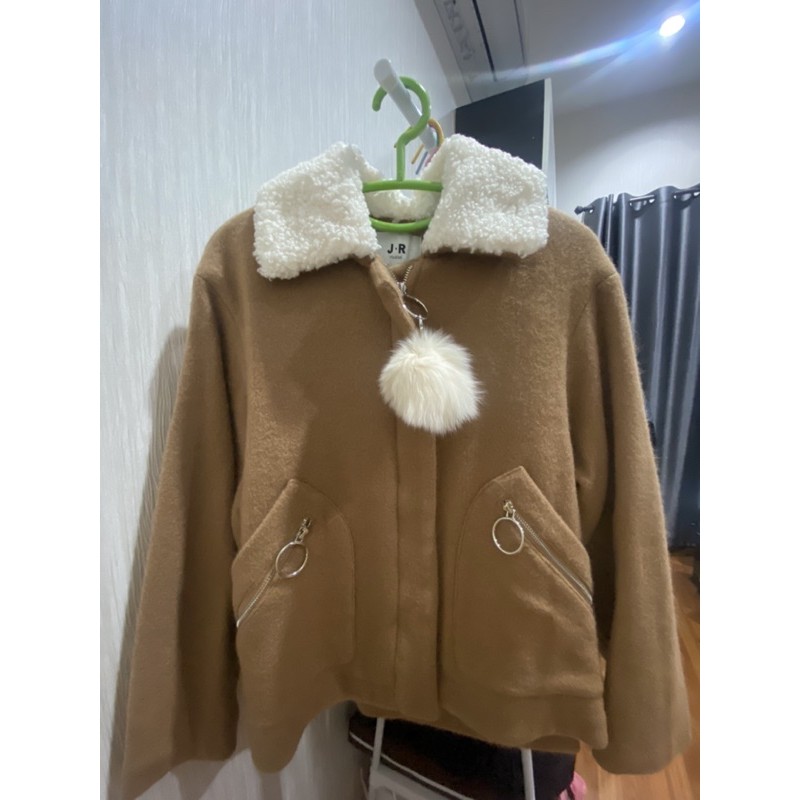 เสื้อคลุมกันหนาว ส่งต่อ 600 บาท