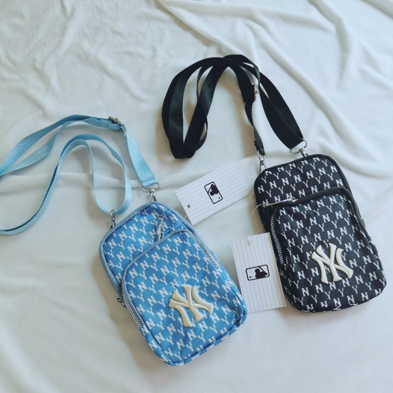 กระเป๋า​สะพายข้าง​ ใส่มือถือ​ เป๋าผ้า​ สามารถซักได้​ NY สีฟ้า​ สีดำ