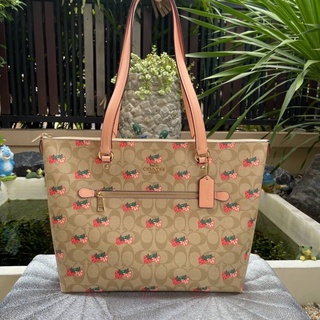 👑ผ่อน0%~แท้100%👑 CB595 กระเป๋าสะพาย 🔥 Coach GALLERY TOTE IN SIGNATURE CANVAS With Strawberry