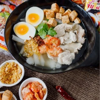 ก๋วยเตี๋ยว เส้นใหญ่ น้ำใส แถมหมูยออบแห้ง กุ้งแห้ง ต้นหอมผักชี กระเทียมเจียว พริกผัด