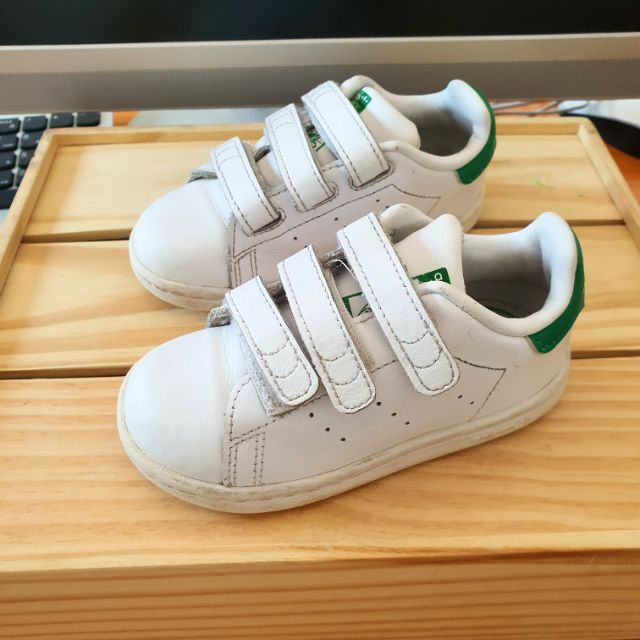 รองเท้าเด็กมือสองแท้100% Adidas stan smith ปี2016 13.5-14 cm.