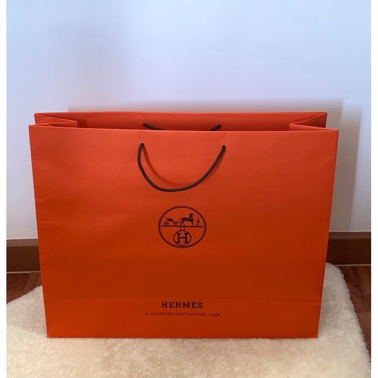 ถุงแบรนด์ Hermès แท้ 100%  ทำกระเป๋าเคลือบใบใหญ่คือเก๋มาก หายากค่ะ  Size : 50*60*20 cm