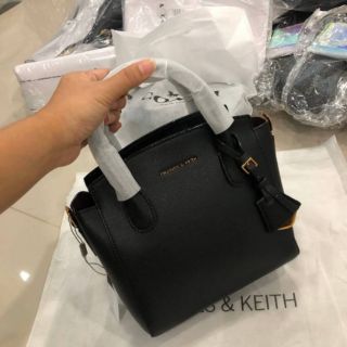 charles&amp;keith
กระเป๋า คางหมู