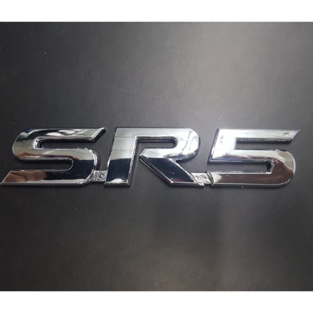 ^Logo SR5 ของรถ toyota Hilux