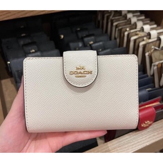 พร้อมส่ง แท้ 🇺🇸💯% New Coach กระเป๋าสตางค์ ใบกลาง MEDIUM CORNER ZIP WALLET (COACH 6390) IM/CHALK