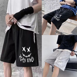 ⚡จัดส่งทันที เสื้อผ้าคู่ใหม่⚡สไตล์อเมริกัน กางเกงขาสั้น  สไตล์ฮิปฮอป🎸กางเกงขาสั้นหล่อๆ ผ้าไหมน้ำแข็ง ลวดลายกราฟฟิตี้ M43