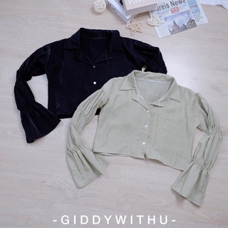 พร้อมส่ง เสื้อครอป ทรง oversize หน่อยๆ แขนยาว กระเป๋าหน้า 1 ข้าง กระดุมใช้งานได้จริง ผ้าเงาๆ giddywithu