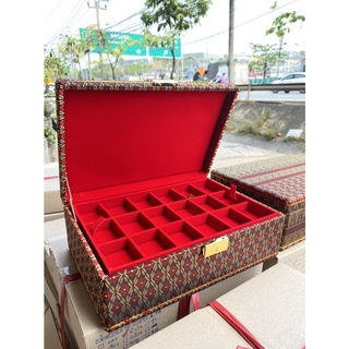 กล่องกำมะหยี่ 3 ชั้น ผ้าไหมลายไทย ขนาด 22x32x11 cm. 54 ช่อง ขนาดช่อง 4x5.5 ซม. โทนสีเเดงเลือดหมู เพิ่มทรัพย์กล่องพระ