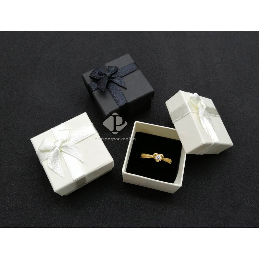 กล่องแหวน ราคาถูก วัสดุเป็นกระดาษ มีโบว์ มีสีครีมและสีดำ ขนาด3.5x3.5x2.5cm(02กระดาษ4x4x2.5ครีมและสีดำ จำนวน 1 ใบ)