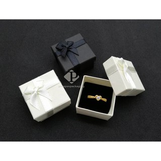 กล่องแหวน ราคาถูก วัสดุเป็นกระดาษ มีโบว์ มีสีครีมและสีดำ ขนา…