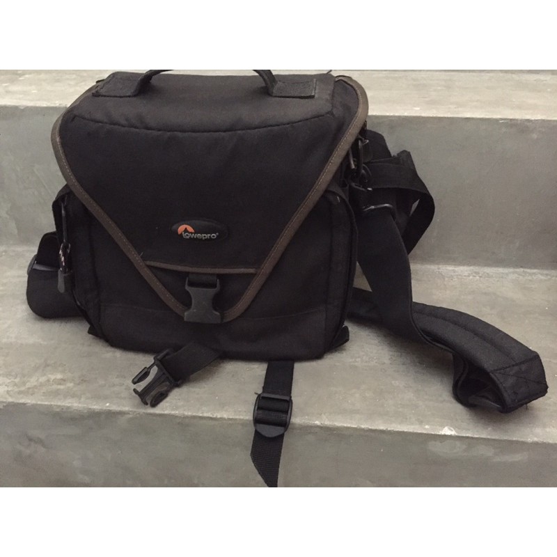 กระเป๋ากล้องยี่ห้อ Lowe pro ขนาดใส่กล่องได้หนึ่งตัวเลนสองตัว