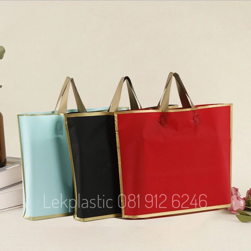 ถุงหูเทปสีพื้นขอบสีทองหูสีทองขนาดกว้าง35สูง30ซม.ฐาน6ซม.มี50ใบต่อแพ็ค (S)