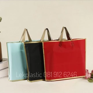 ถุงหูเทปสีพื้นขอบสีทองหูสีทองขนาดกว้าง35สูง30ซม.ฐาน6ซม.มี50ใบต่อแพ็ค (S)