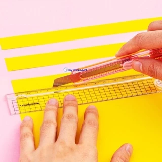 Deli Cutter คัตเตอร์ 13 ใบมีด สีสันสดใส 2054 คัตเตอร์พลาสติก คัตเตอร์เล็ก มีดคัตเตอร์ (คละสี 1 ชิ้น)
