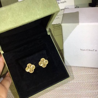 VAN CLEEF &amp; ARPELS VINTAGE ALHAMBRA EARRINGS YELLOW GOLD เครื่องประดับ แบรนด์แวน คลีฟ แอนด์ อาร์เปลส์ ดอกไม้สีทอง 4 กลีบ