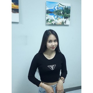 เสื้อแฟชั่นเสื้อครอปแขนยาวผ้านิ่มใส่สบายเรียบหรูดูดีสาวควรมีติดตู้ไว้นะจ้ะรุ่นนี้น่ารักสุดๆ