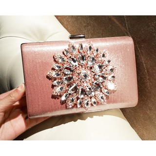 กระเป๋าออกงาน (Clutch)  สีชมพูประกายแต่งดอกไม้เพชร  มาพร้อมโซ่แบบยาวและแบบสั้น